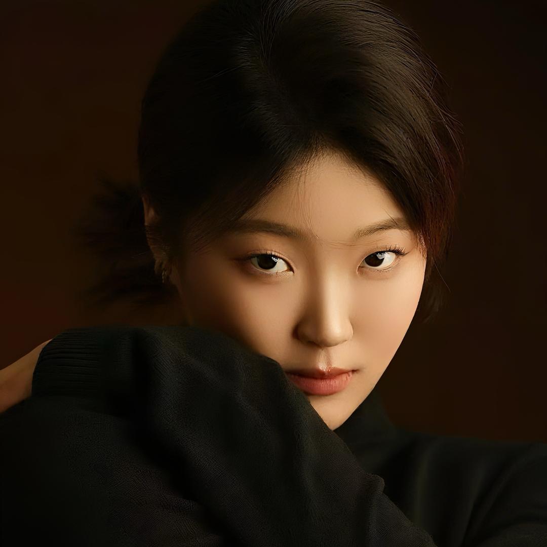 Adrienne-彤