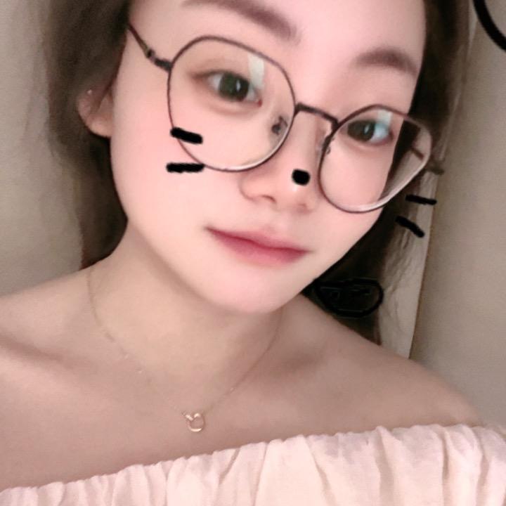 戴眼镜的小姐姐