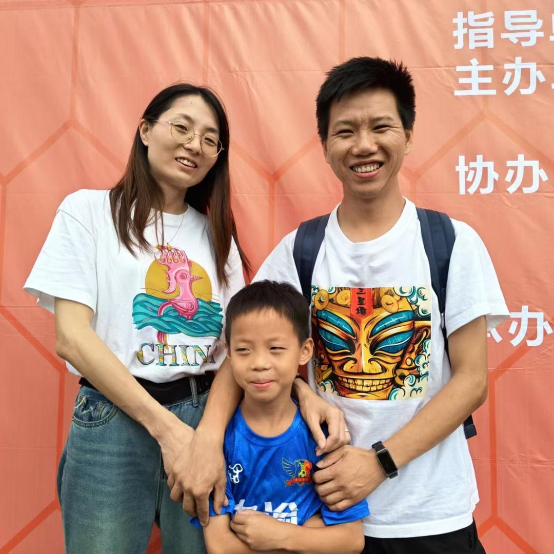 带儿子踢踢球