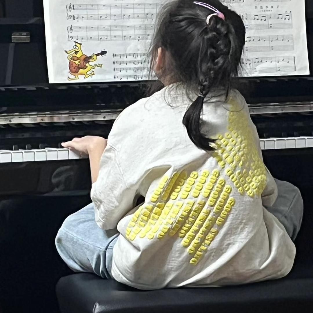 小航最不想练琴
