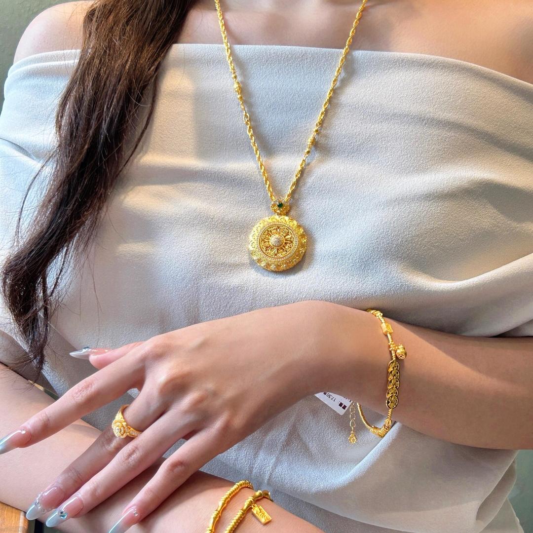 水贝工厂店小曼