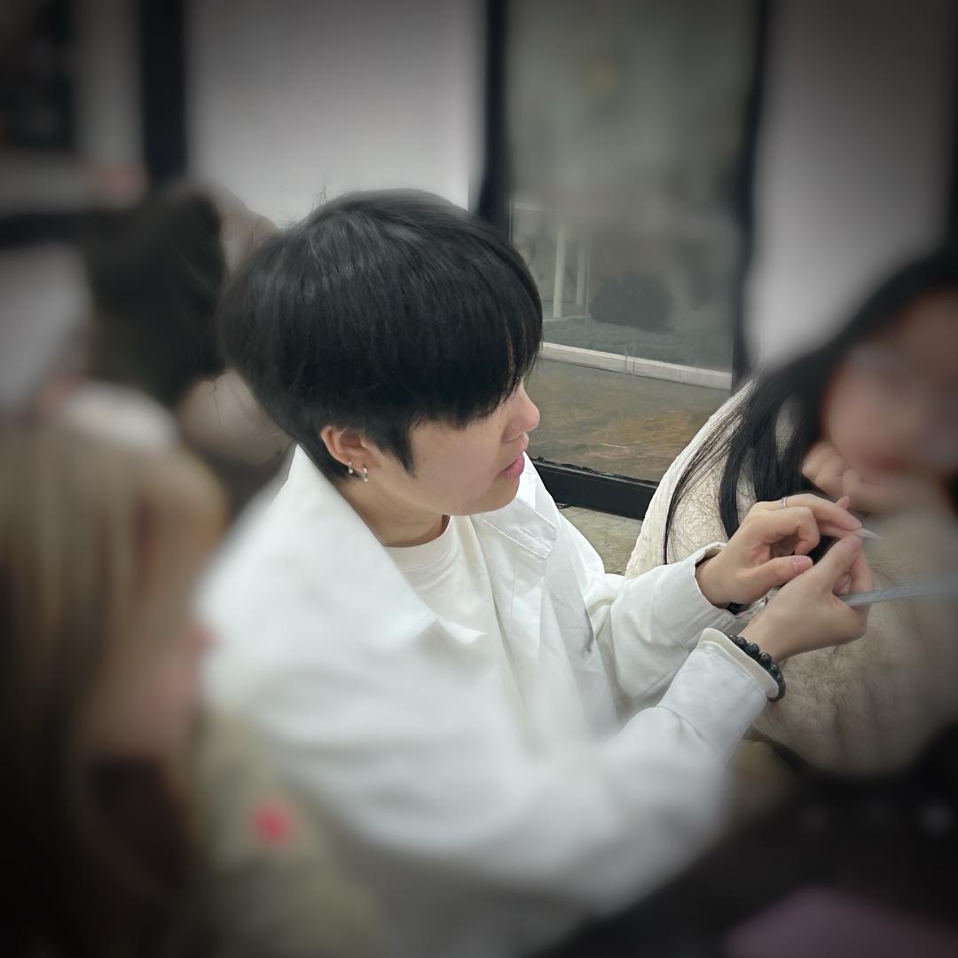 搓美甲的小灰灰