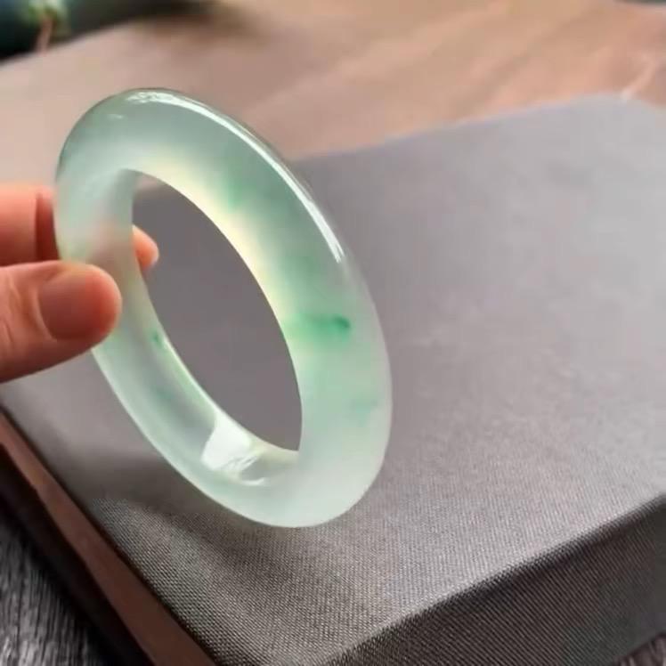 赵二宝卖手镯（乐翠珠宝）