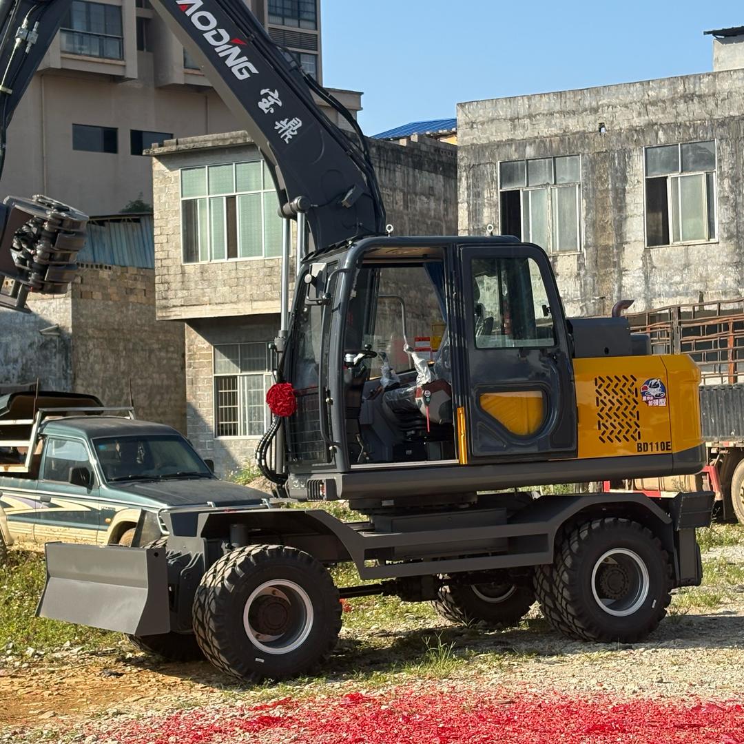 九哥（轮挖抓机）