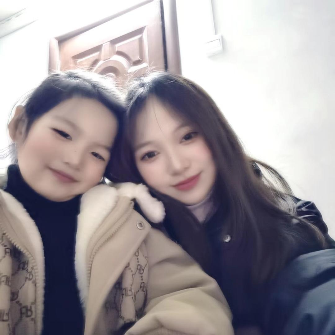 两个妞的麻麻