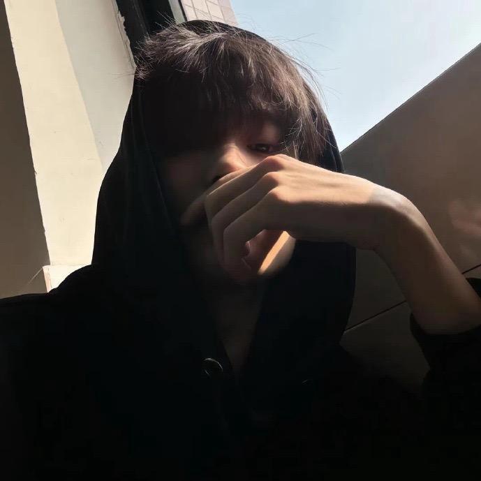 斓郁