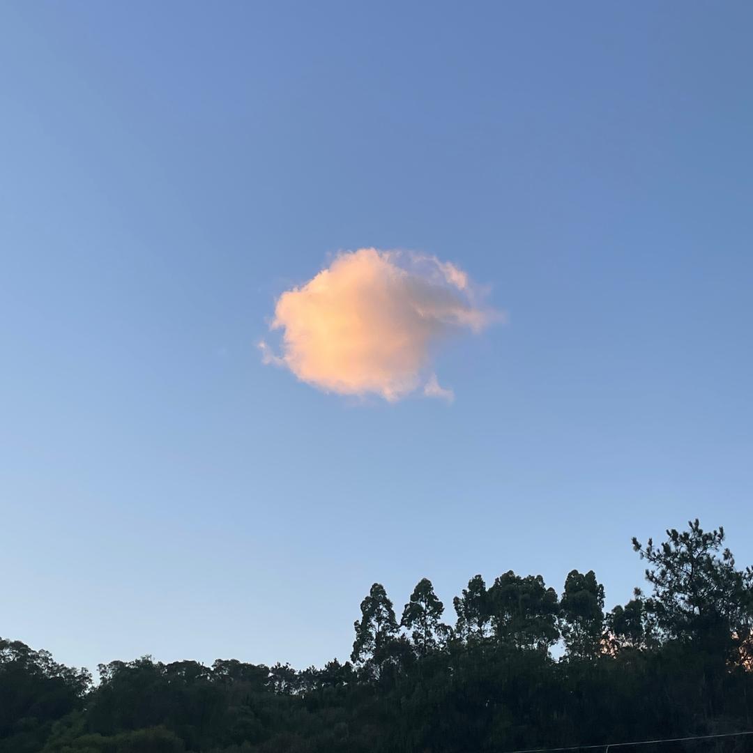 峎