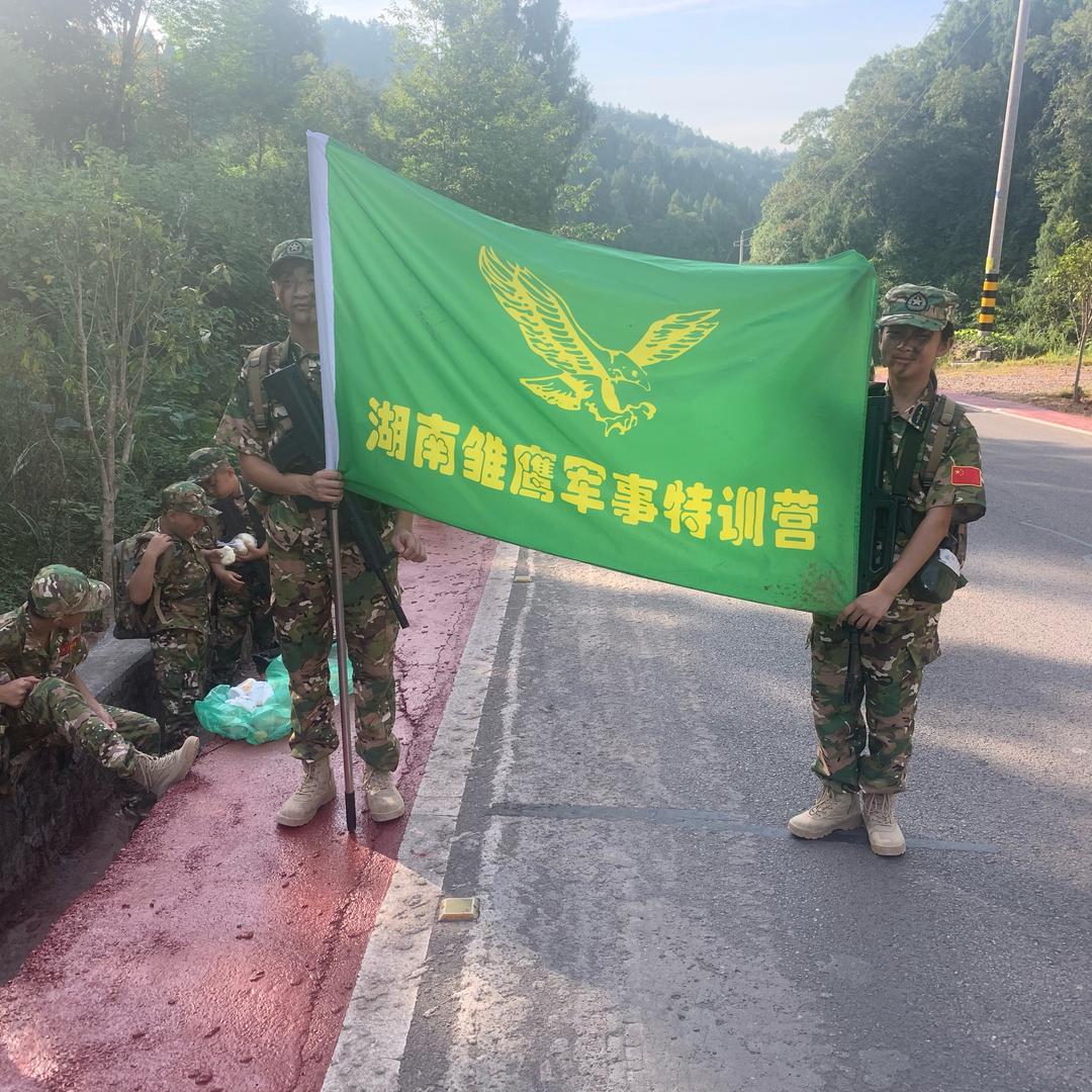张家界雏鹰特训营邓教官