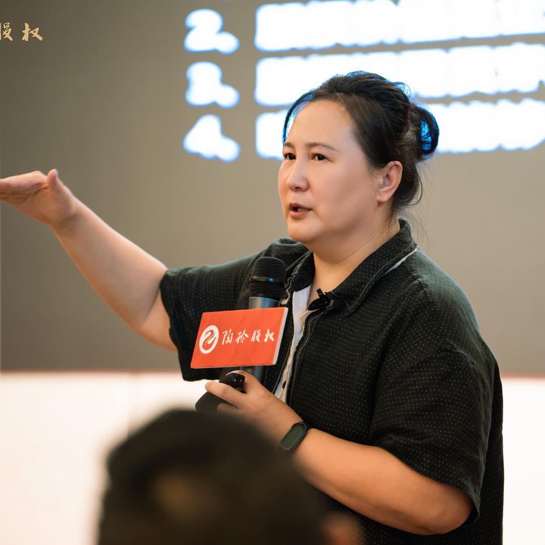 小富婆苒盈文化传媒信息咨询