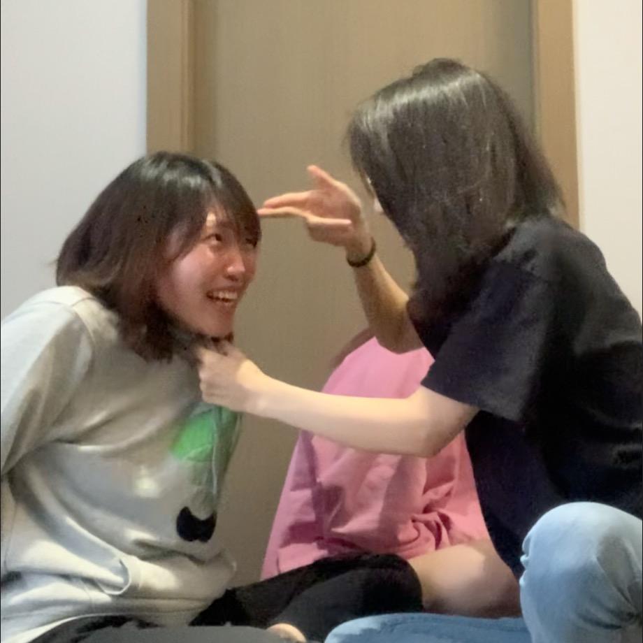 两个文静女孩