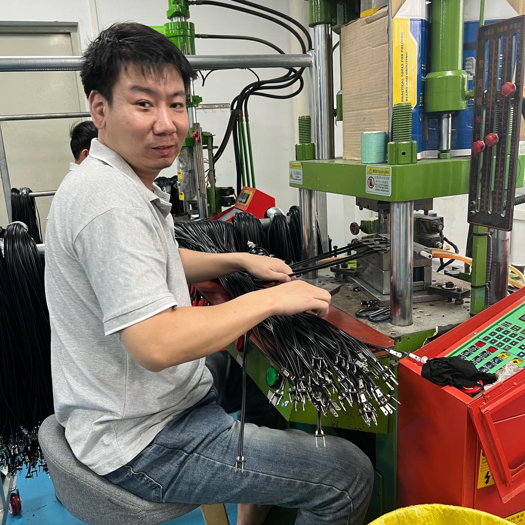 开注塑机的小张