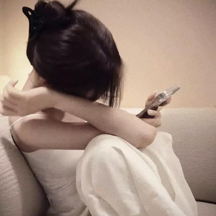 倩.