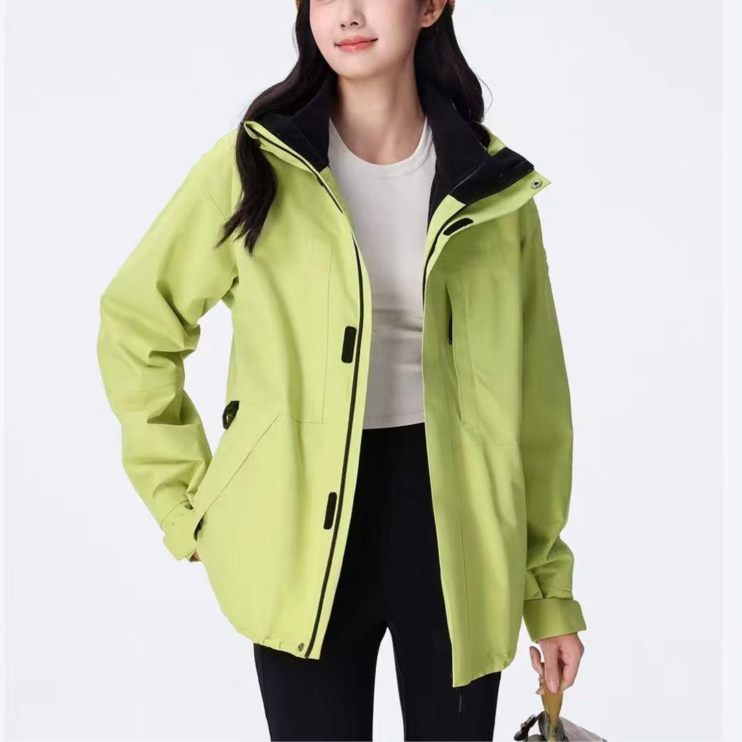 品牌冲锋衣户外服饰总仓