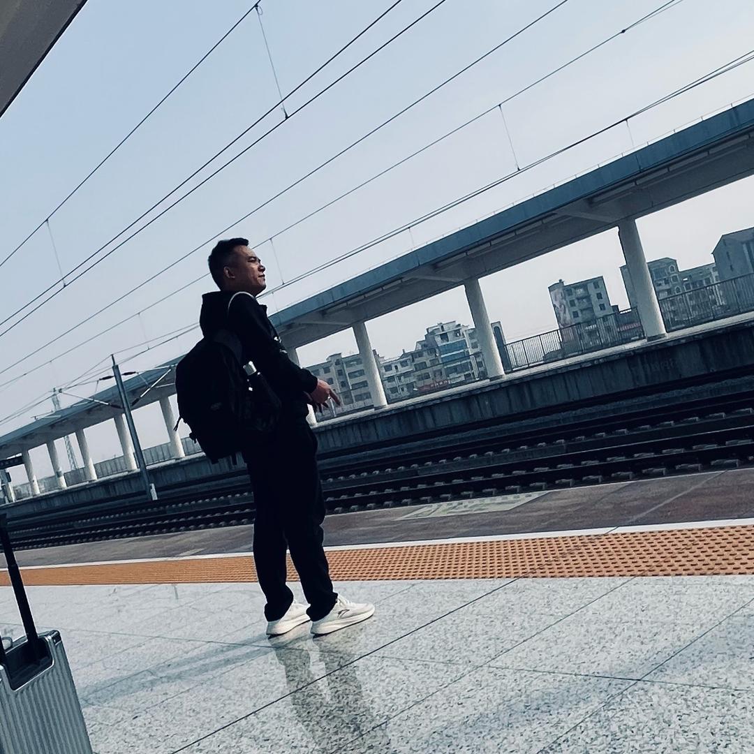 晚风吹人醒，万事藏于心。