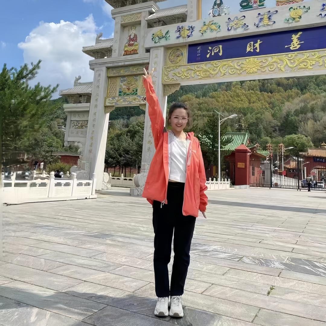 卖银饰的小姐姐