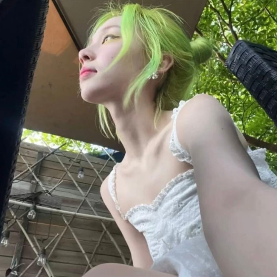 萱.