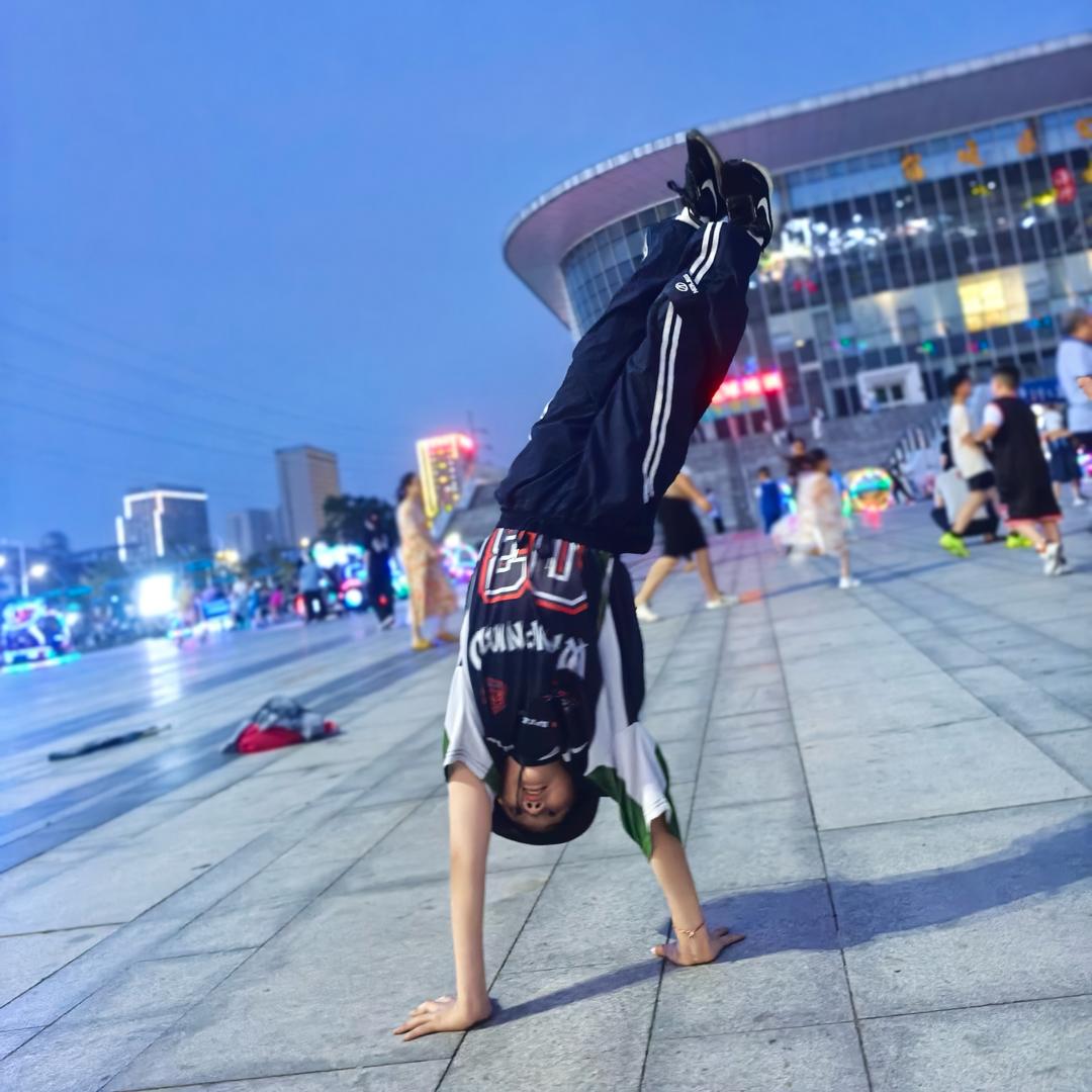 D L、