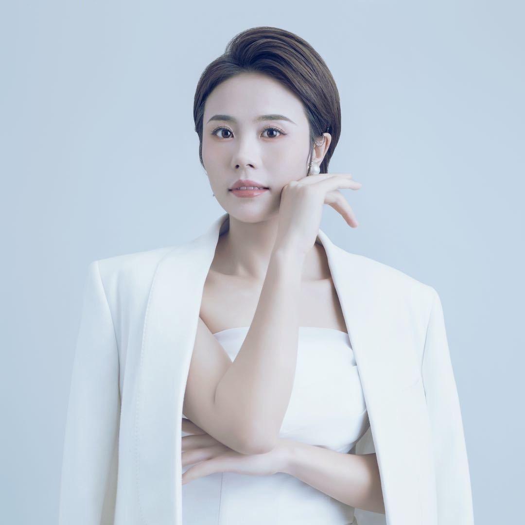 拾掇脸的洲洲