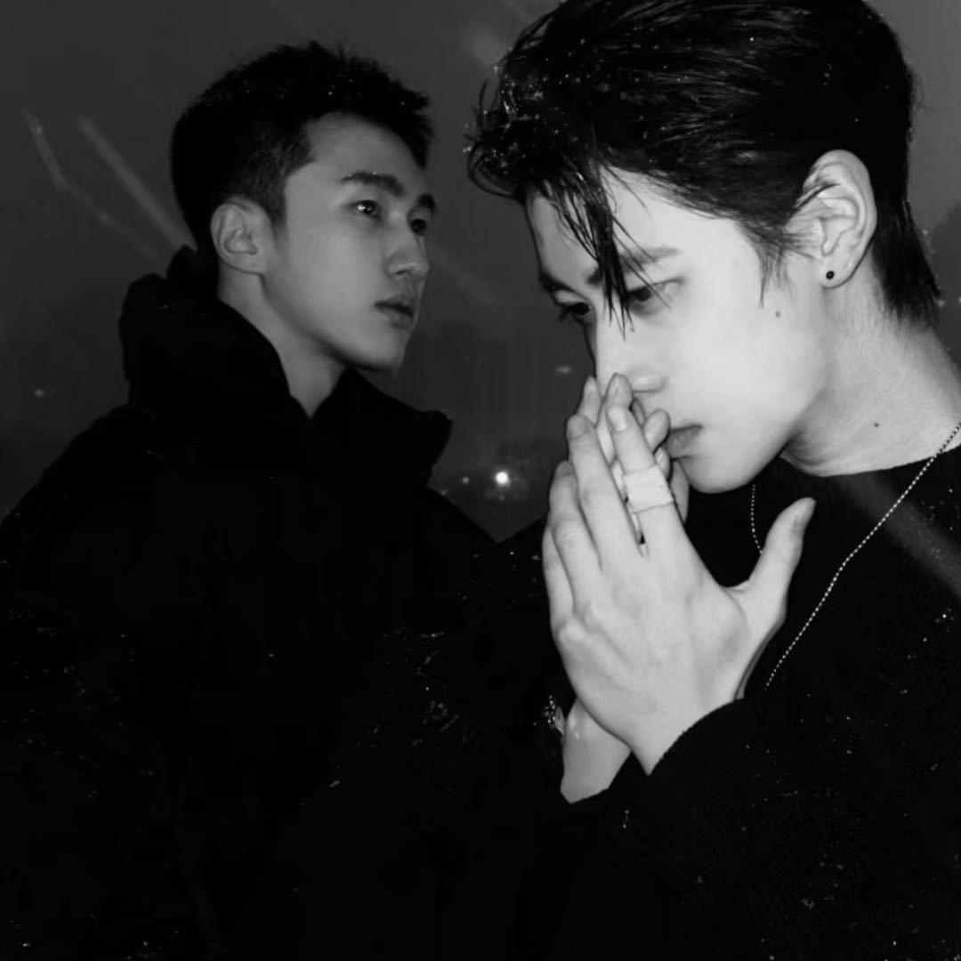 帅哥害怕网暴 .