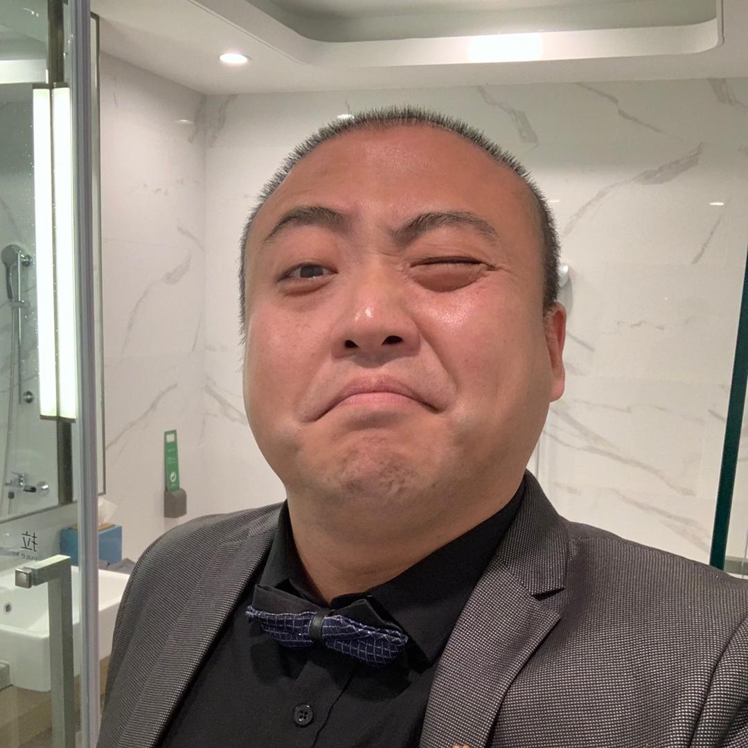 主持人崔鹏