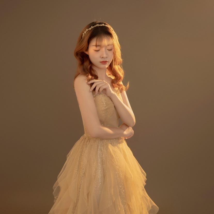 邬邬.