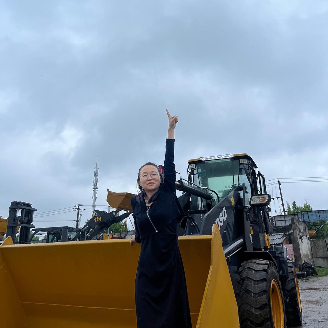湖北卖铲车的小姐姐