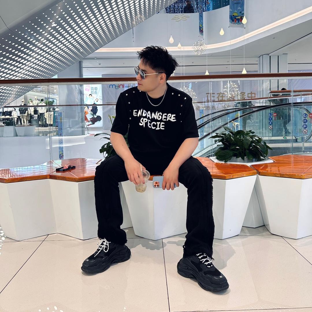 桑植唯伊沙龙. 小遥