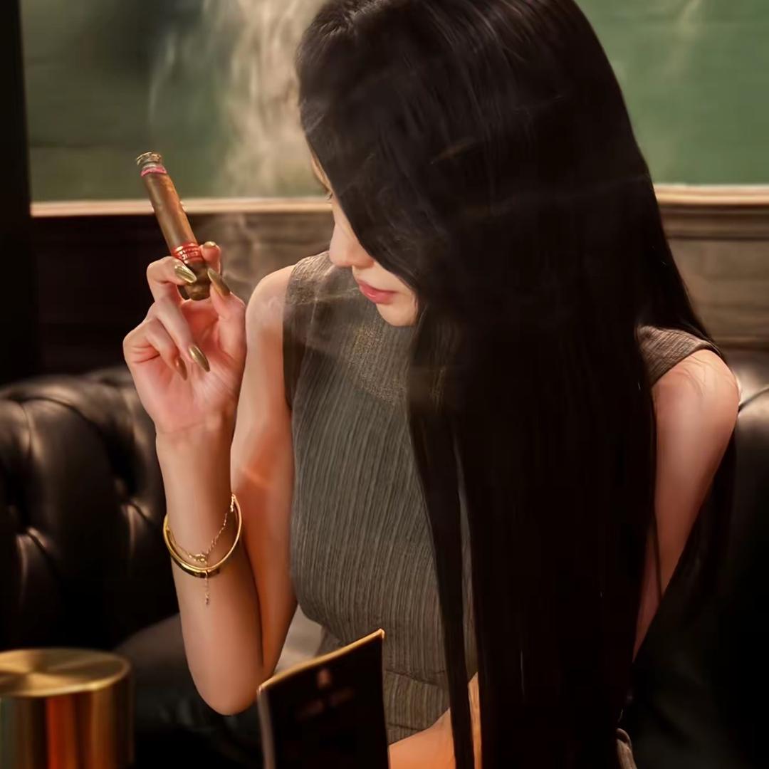 允老板的威士忌雪茄吧.