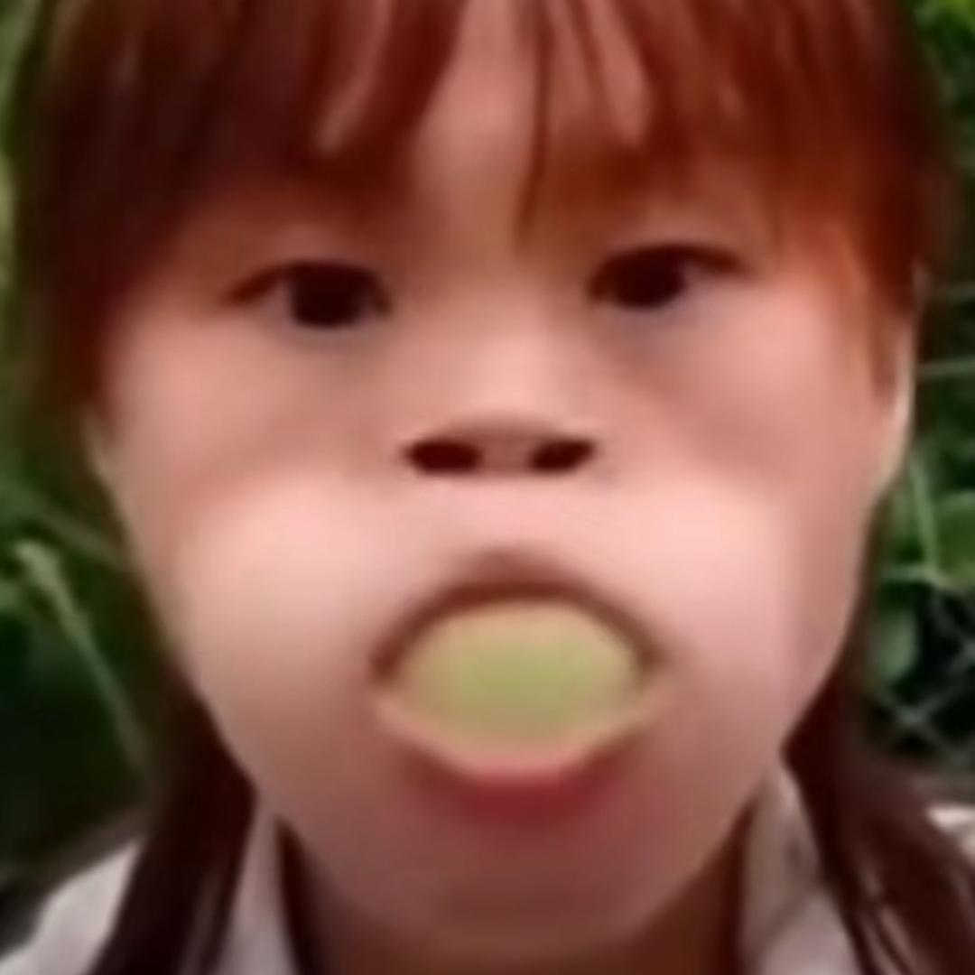 骑着老奶奶闯红灯