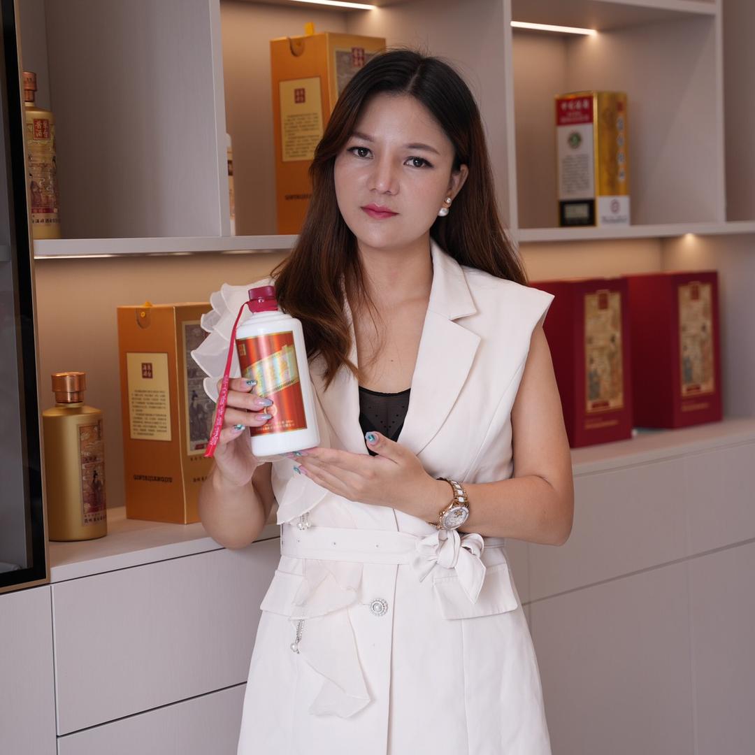 卖酒的小妮子