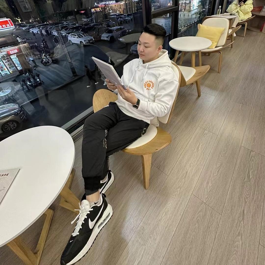 蹲在街尾