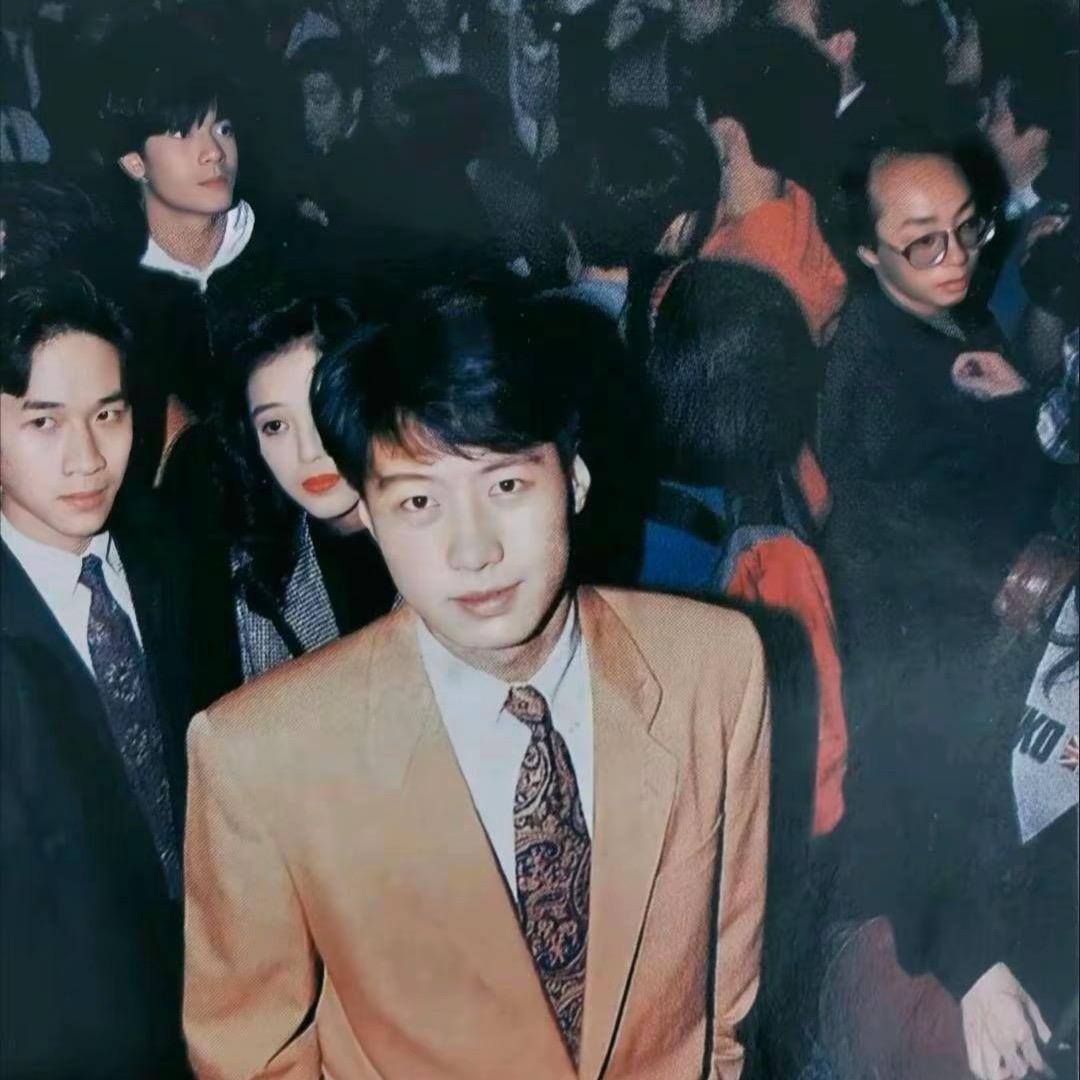 SY.
