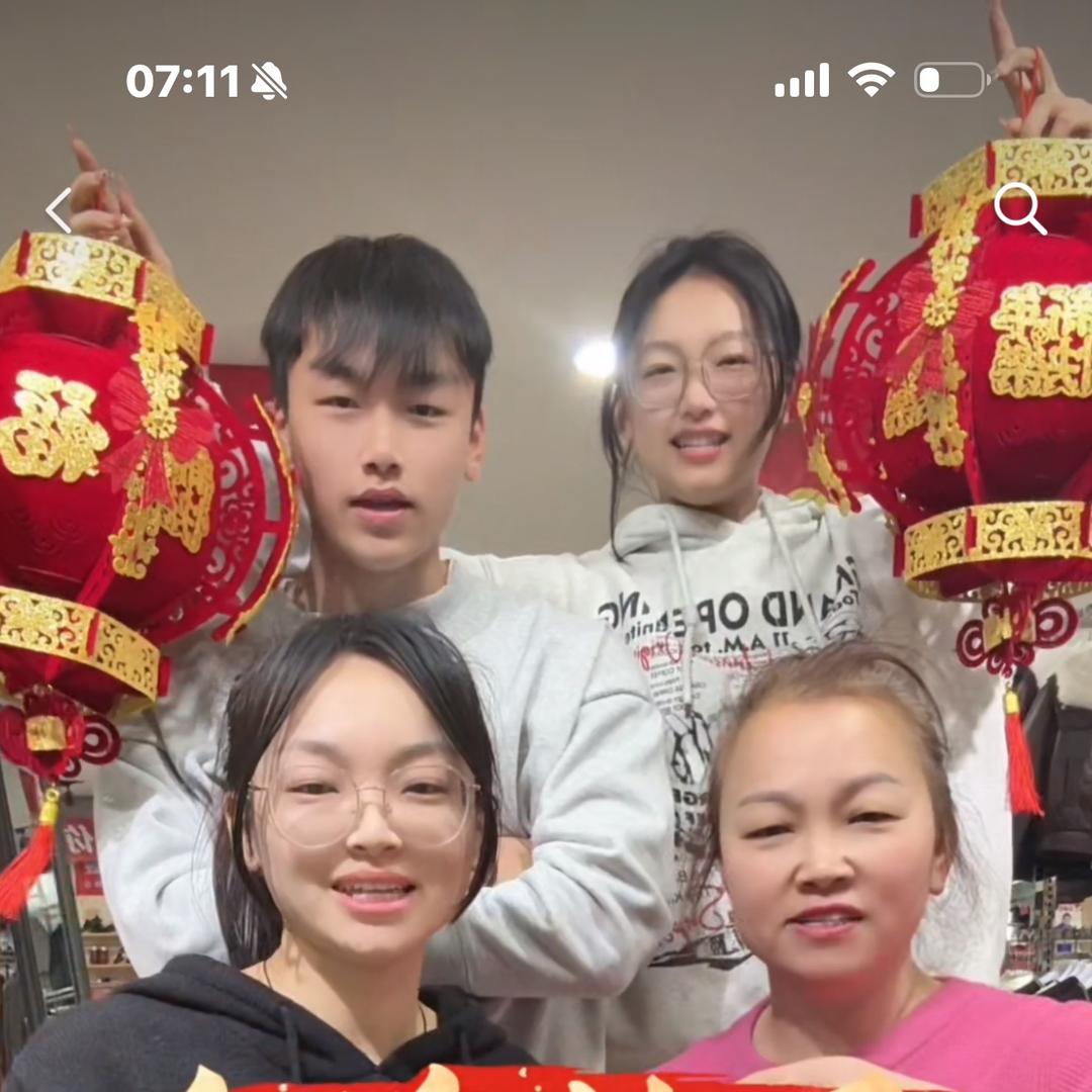 青城王东鞋服商场