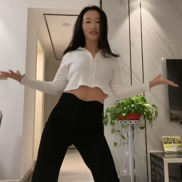 爱运动的眼镜妹