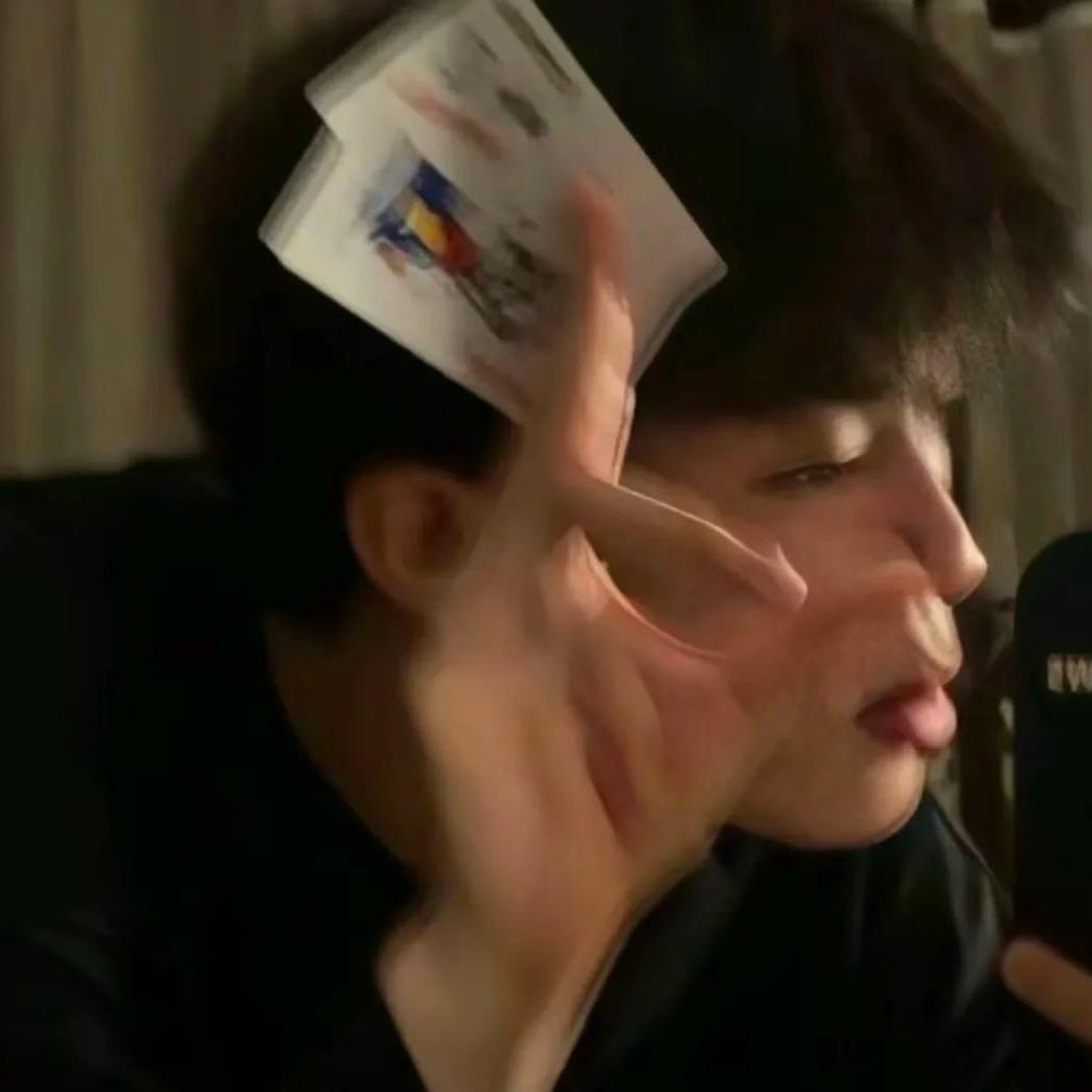 穿着拖鞋骑摩托去种地骑到一半拖鞋掉了.