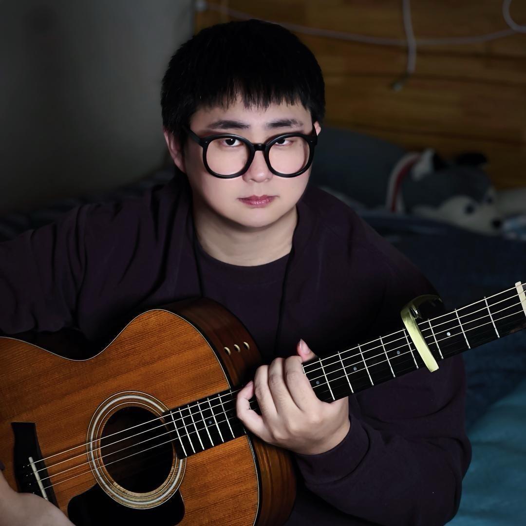 骑电瓶的杨高兴