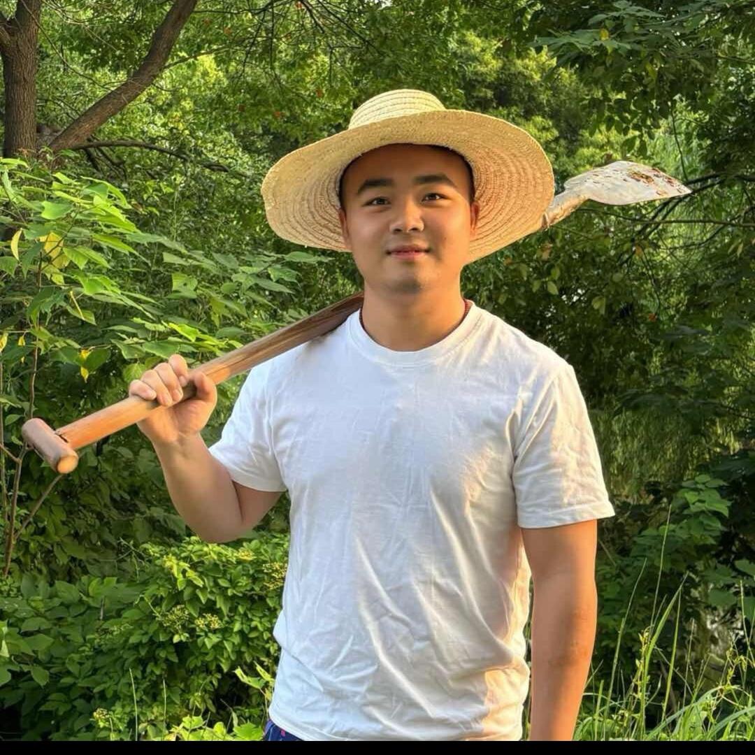 阿来戴草帽