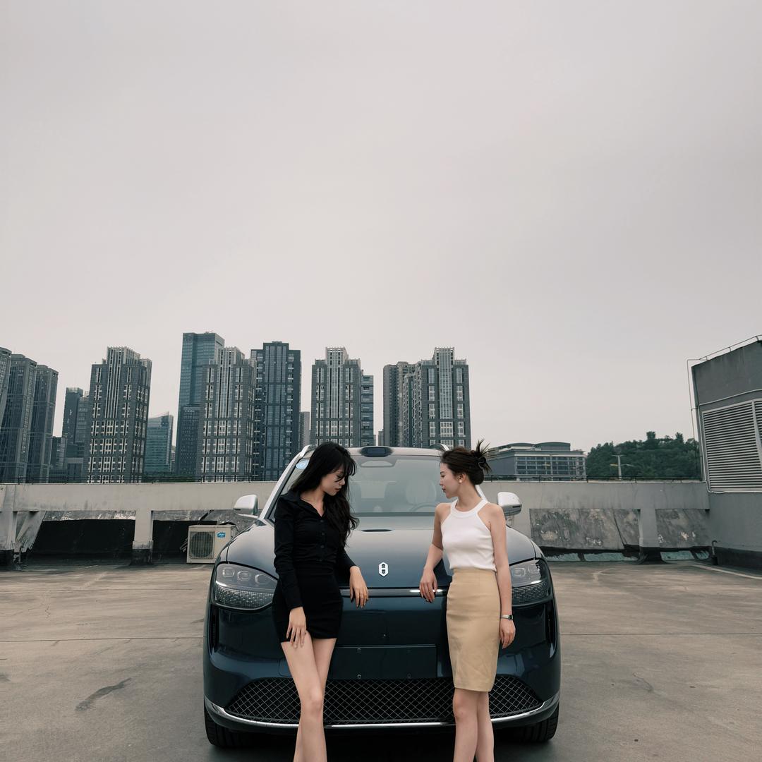 00后两姊妹汽博卖二手车