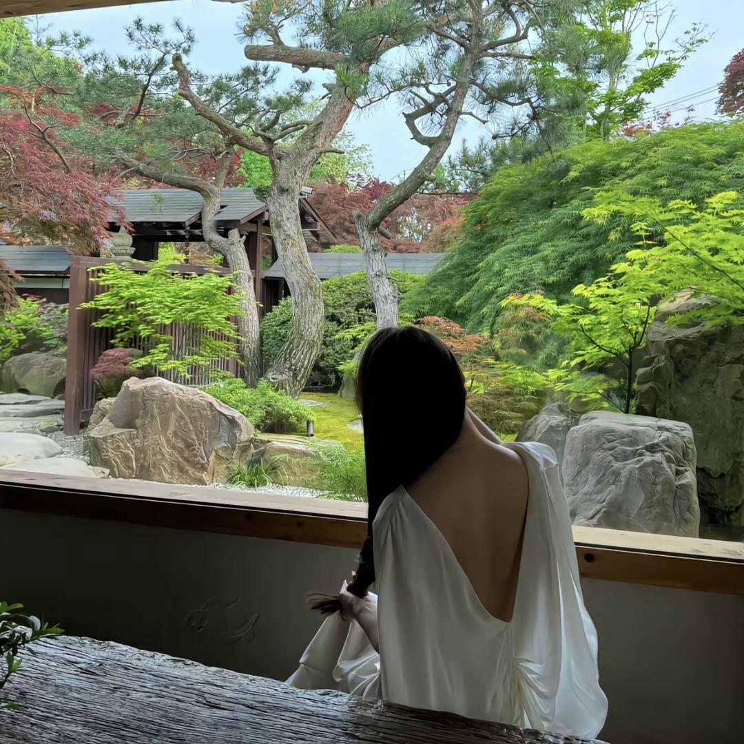 江江.