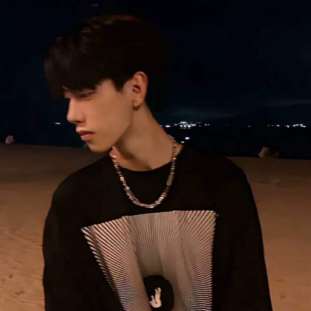 被穿白丝的母蟑螂迷倒的高冷腹肌公蟑螂