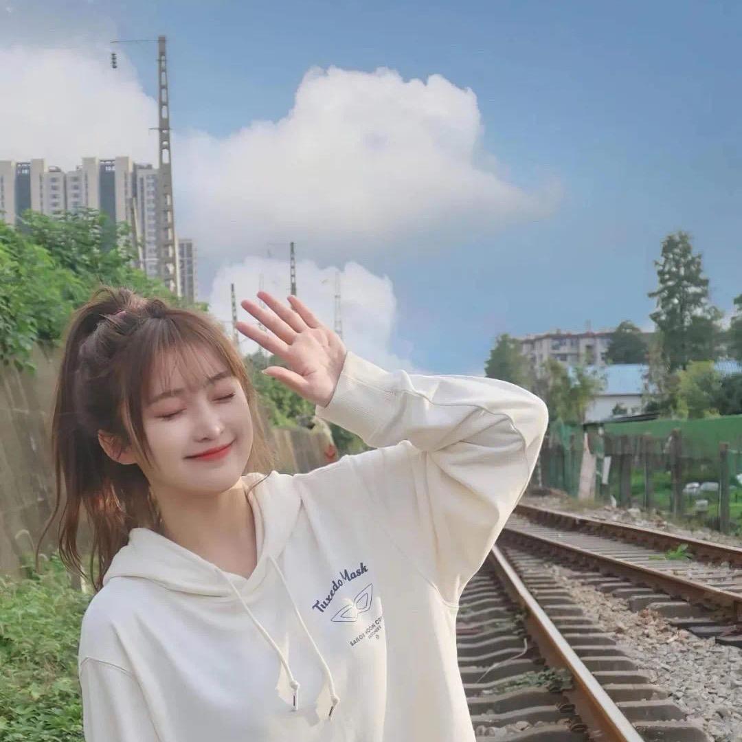 午后草莓树上的阳光