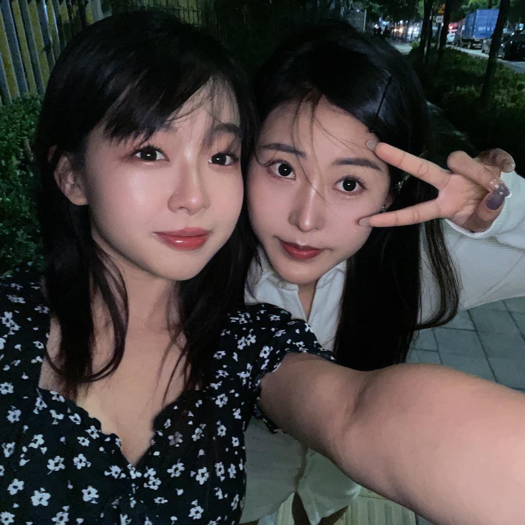 两微美女