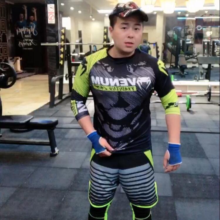 枝头孤鸟