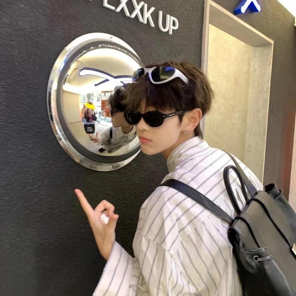 梓崴。