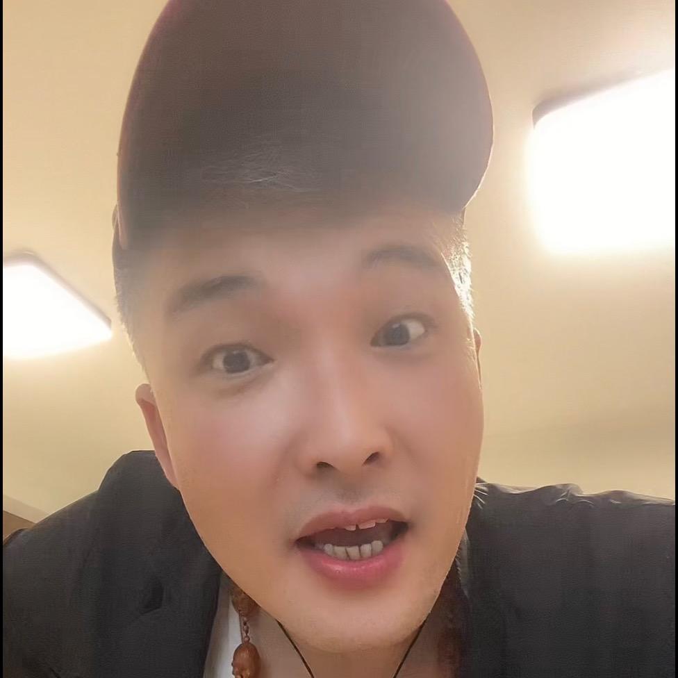 哈喽 小眼睛