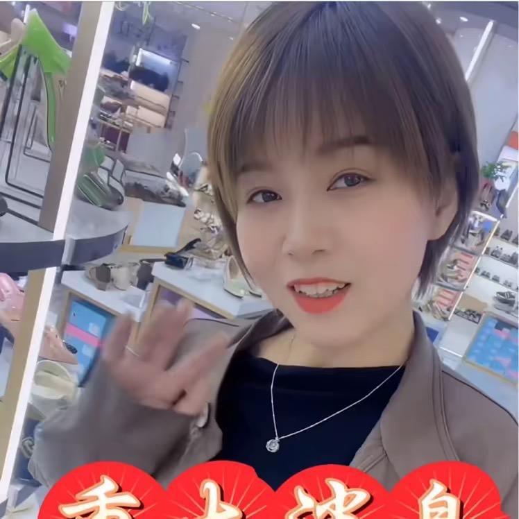 内乡北关1+1萱百丽、维卡姿女鞋