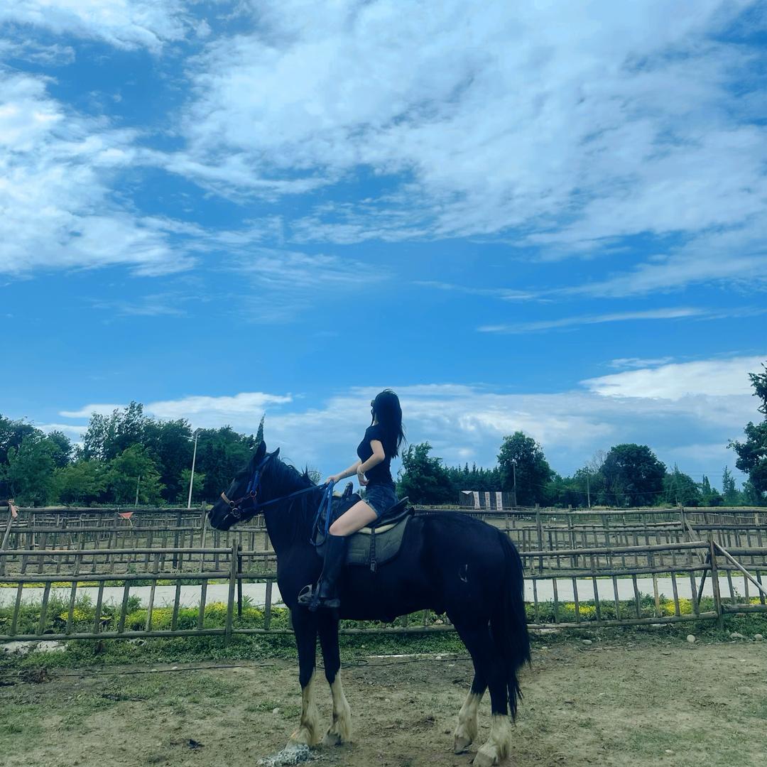 斜刘海遮住眼角的泪