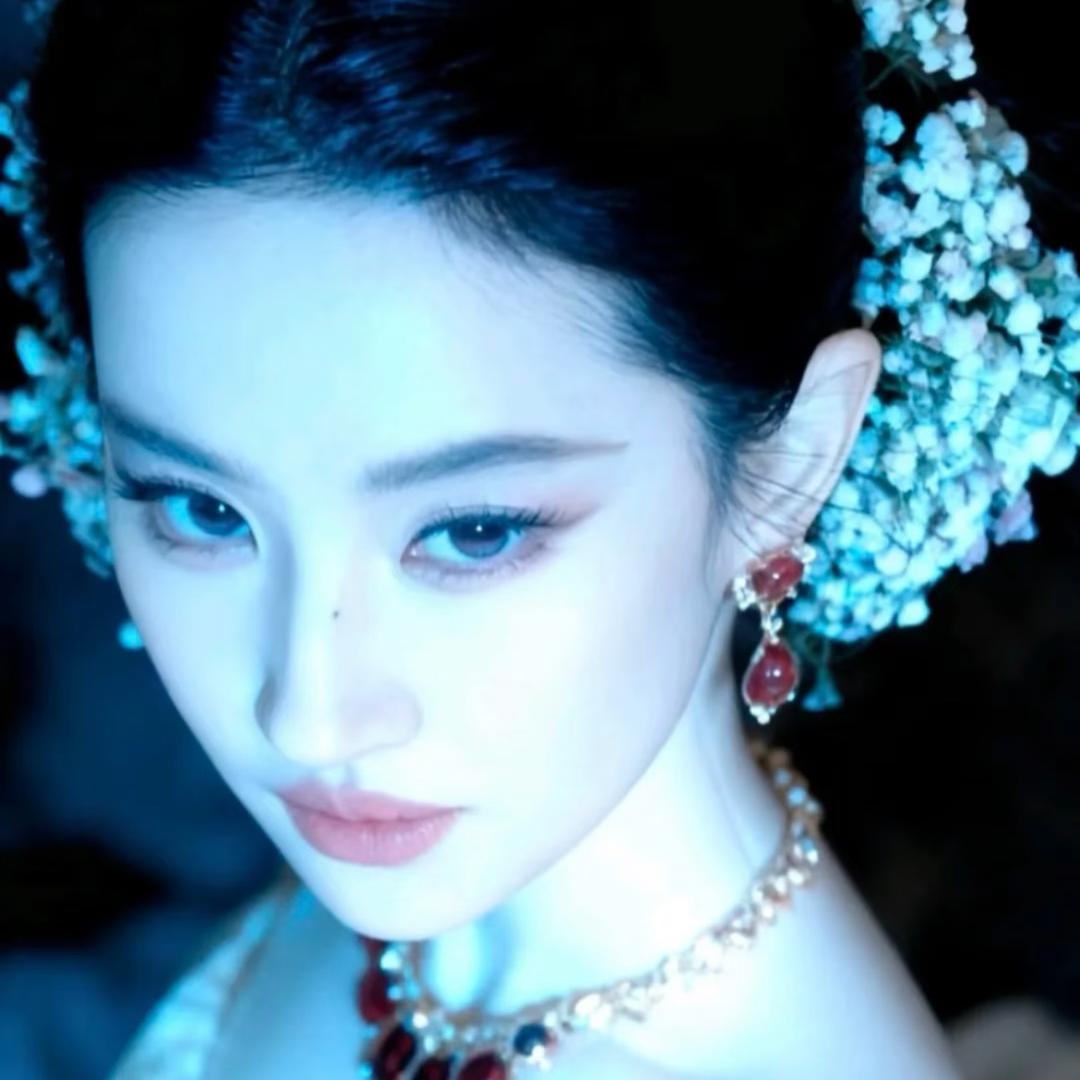 猫爪拍开奶茶盖