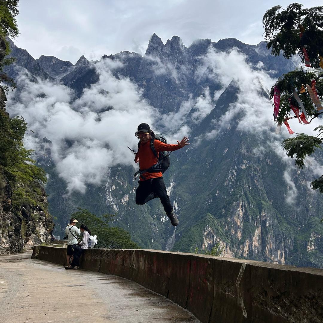 虎跳峡游泳的老墨