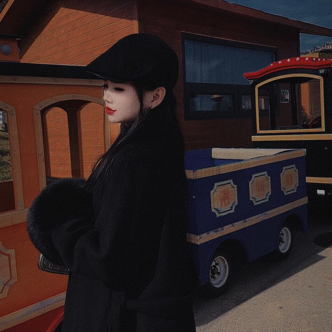 开火车的小姐姐